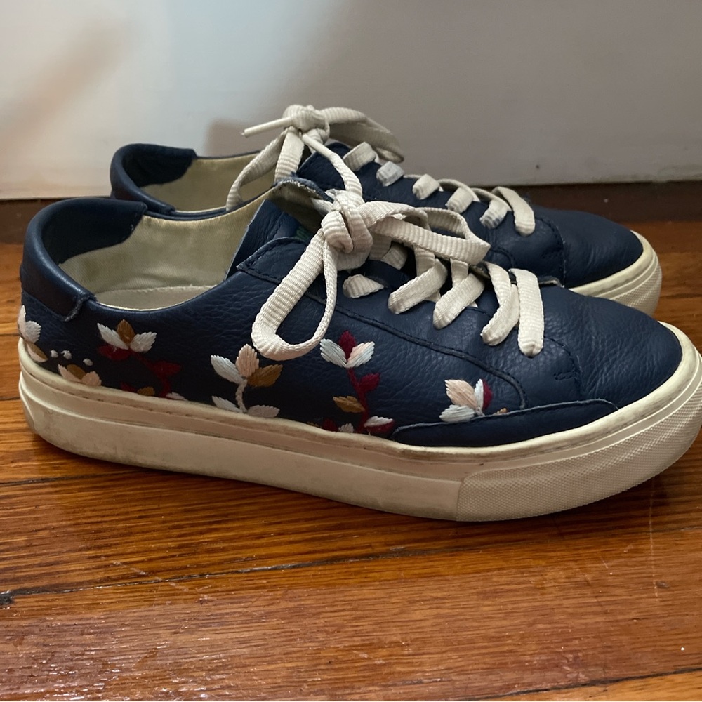 Soludos embroidered sneakers women’s size 7.5